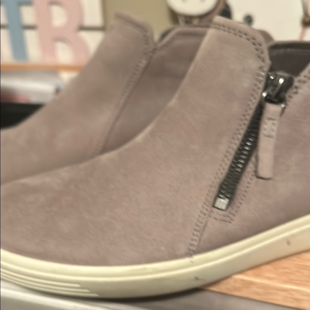 Ecco Light Gray Ankle Boots with Side Zipper